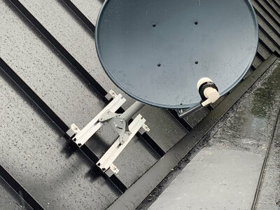Tray roof mount with satellite 2